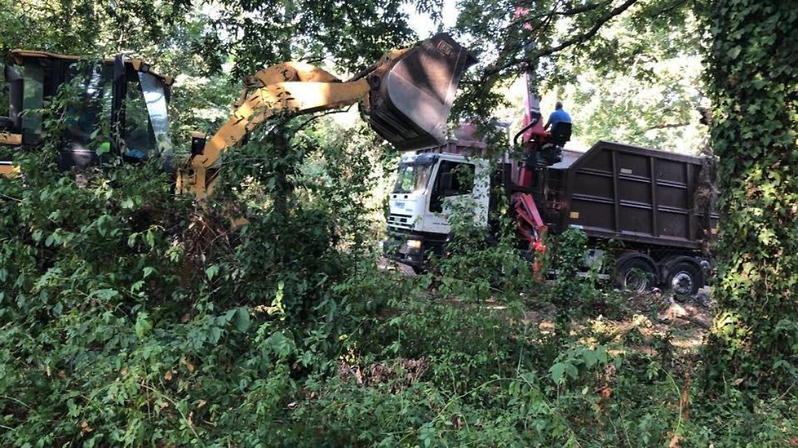 Abbattuta la baracca in via Goya sul terreno confiscato ai clan