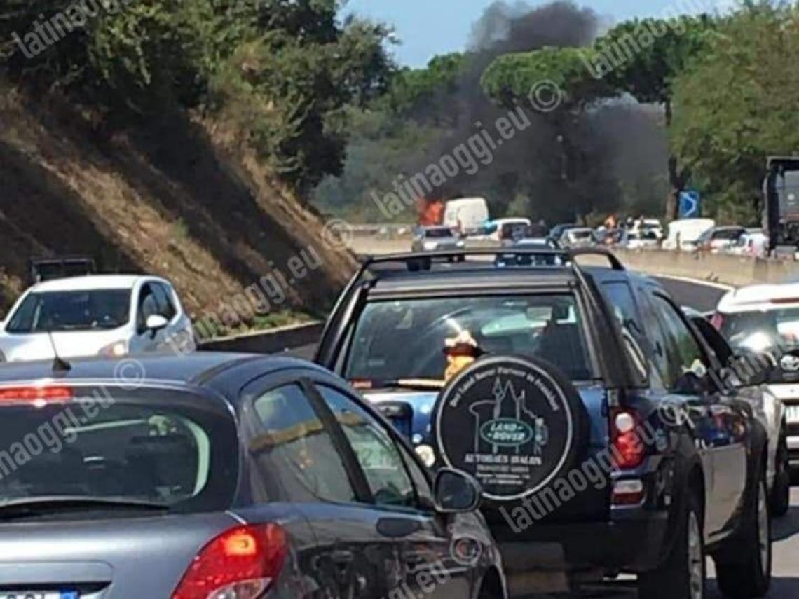 Furgone prende fuoco sulla Pontina, quasi tre chilometri di code