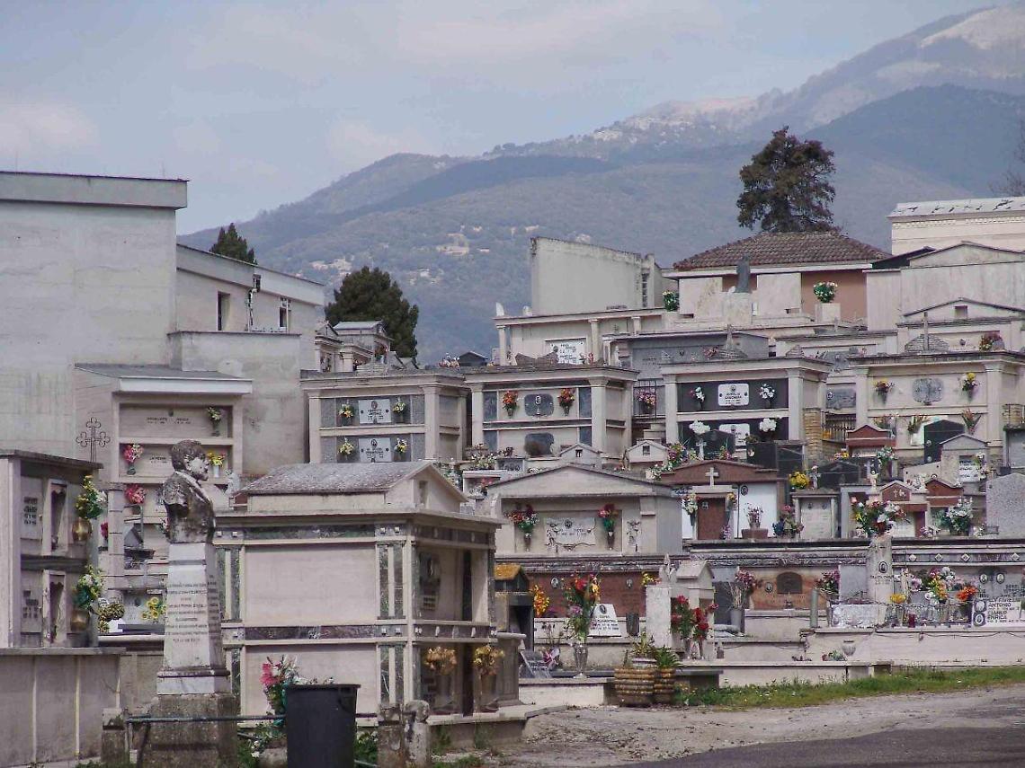 Sezze, concessioni delle tombe nel cimitero: il caso in Consiglio comunale