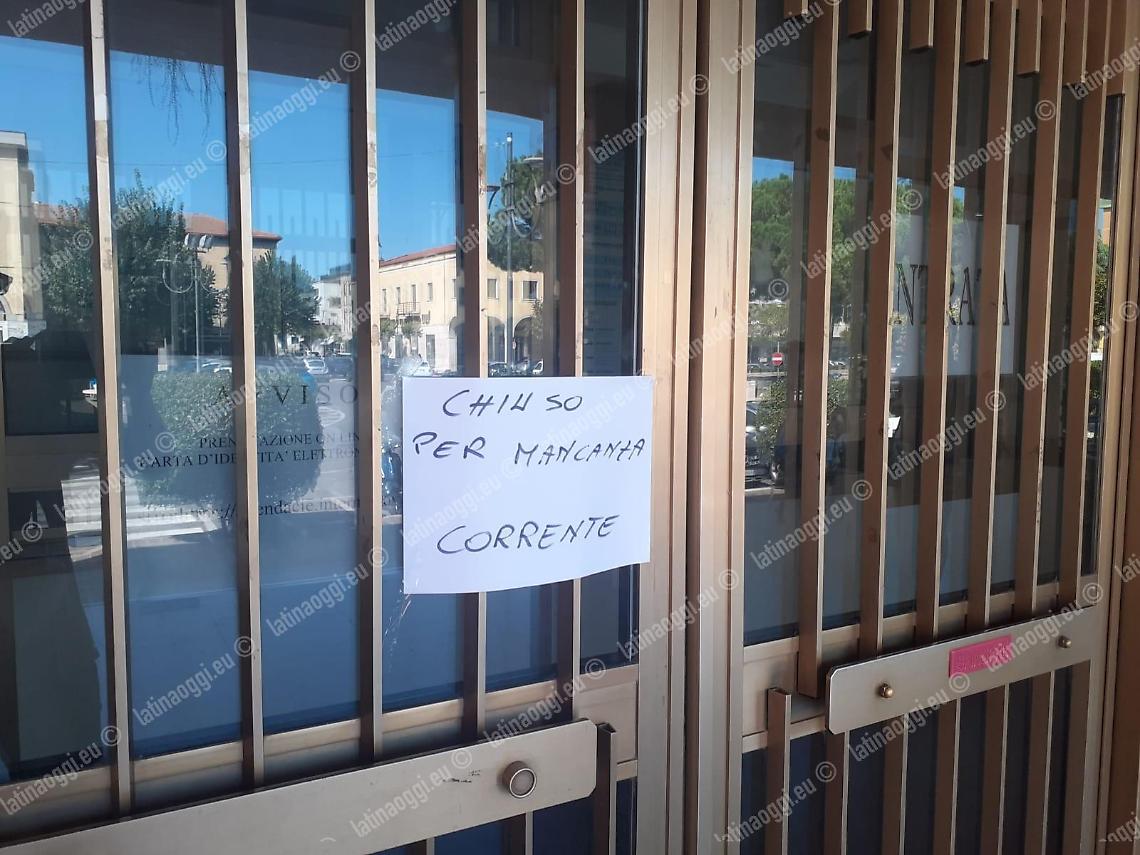 Operai fanno saltare la corrente. Gli uffici del Comune restano chiusi