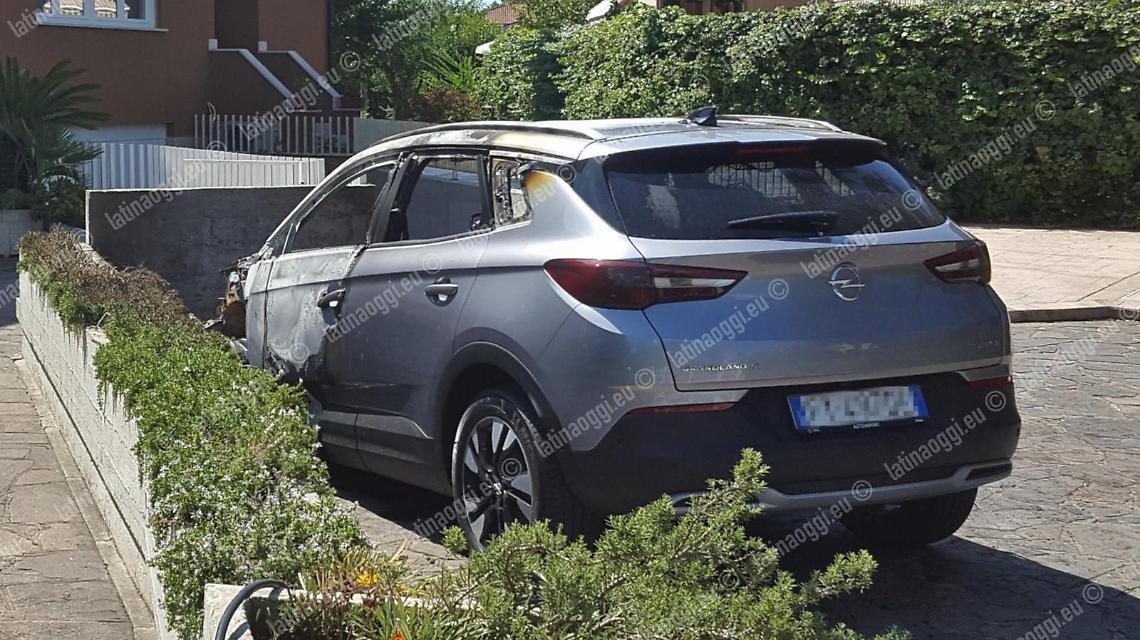 In fiamme il suv del marito della consigliera di Lbc Maria Grazia Ciolfi