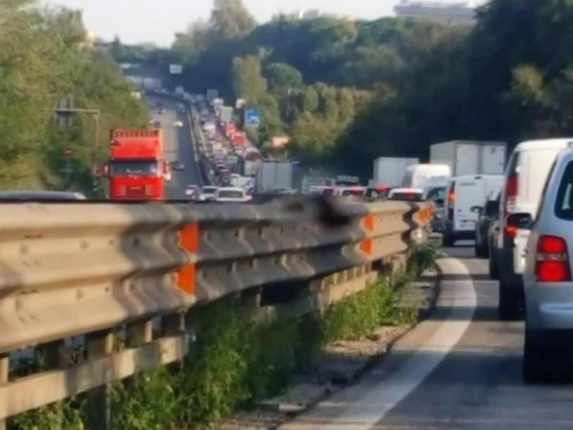 Pontina, la strada senza varchi centrali. I pendolari: &laquo;Apriteli come in autostrada&raquo;