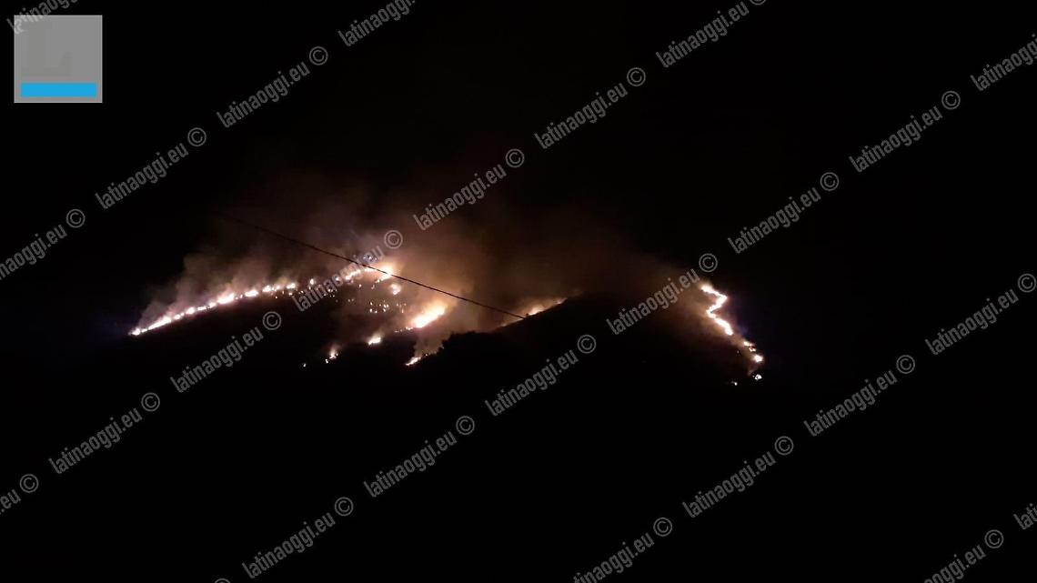 Devastante incendio a Pisterzo, la montagna brucia da dodici ore