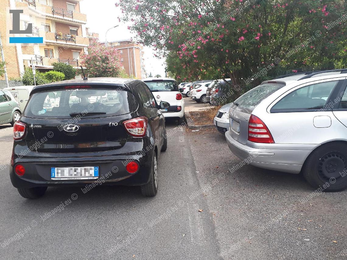 Latina, disavventura di una donna prigioniera del parcheggio selvaggio