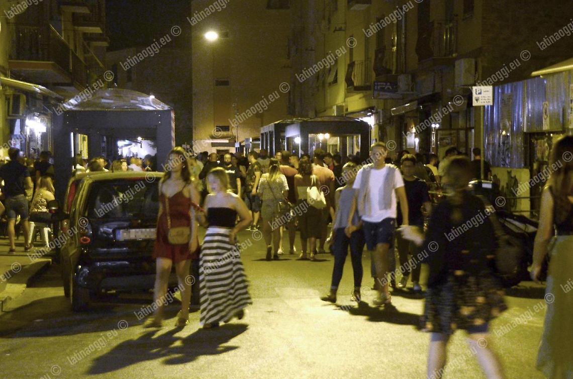 Marciapiedi occupati senza autorizzazione, sanzionati i locali in zona pub