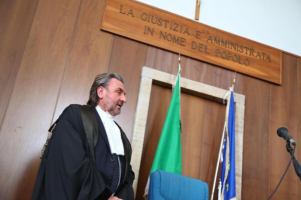 Monitor sul travertino in Corte d'Assise, gli avvocati: aula deturpata