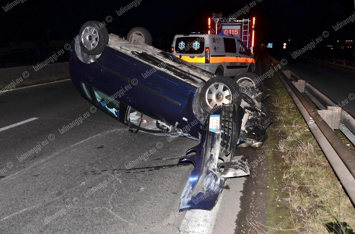 Lo sorpassano, poi la carambola: si ribalta con l'auto sulla Pontina