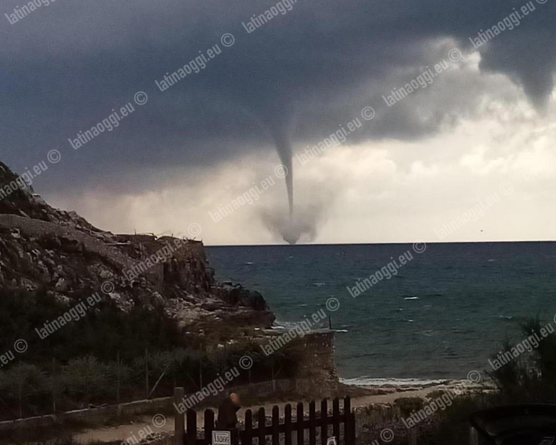 Una spettacolare tromba marina a largo della costa di Sabaudia