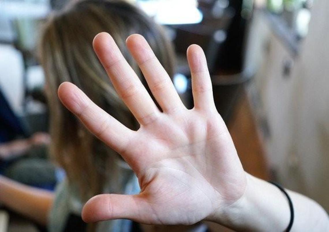 Minaccia la ex compagna al centro commerciale: divieto di avvicinamento
