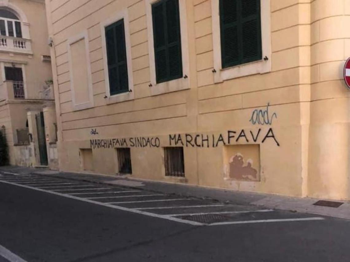 Nettuno, tornano le scritte sui muri della città per Marchiafava