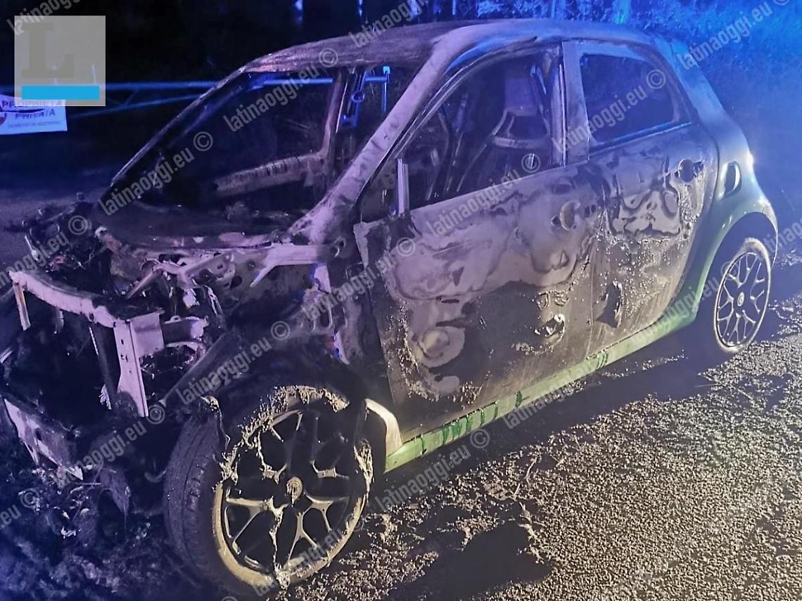 Auto elettrica prende fuoco: paura in strada della Segheria