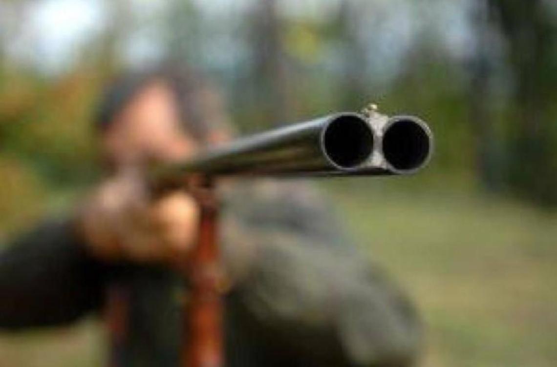 Va a caccia con gli amici e gli sparano: ucciso un uomo di Pomezia