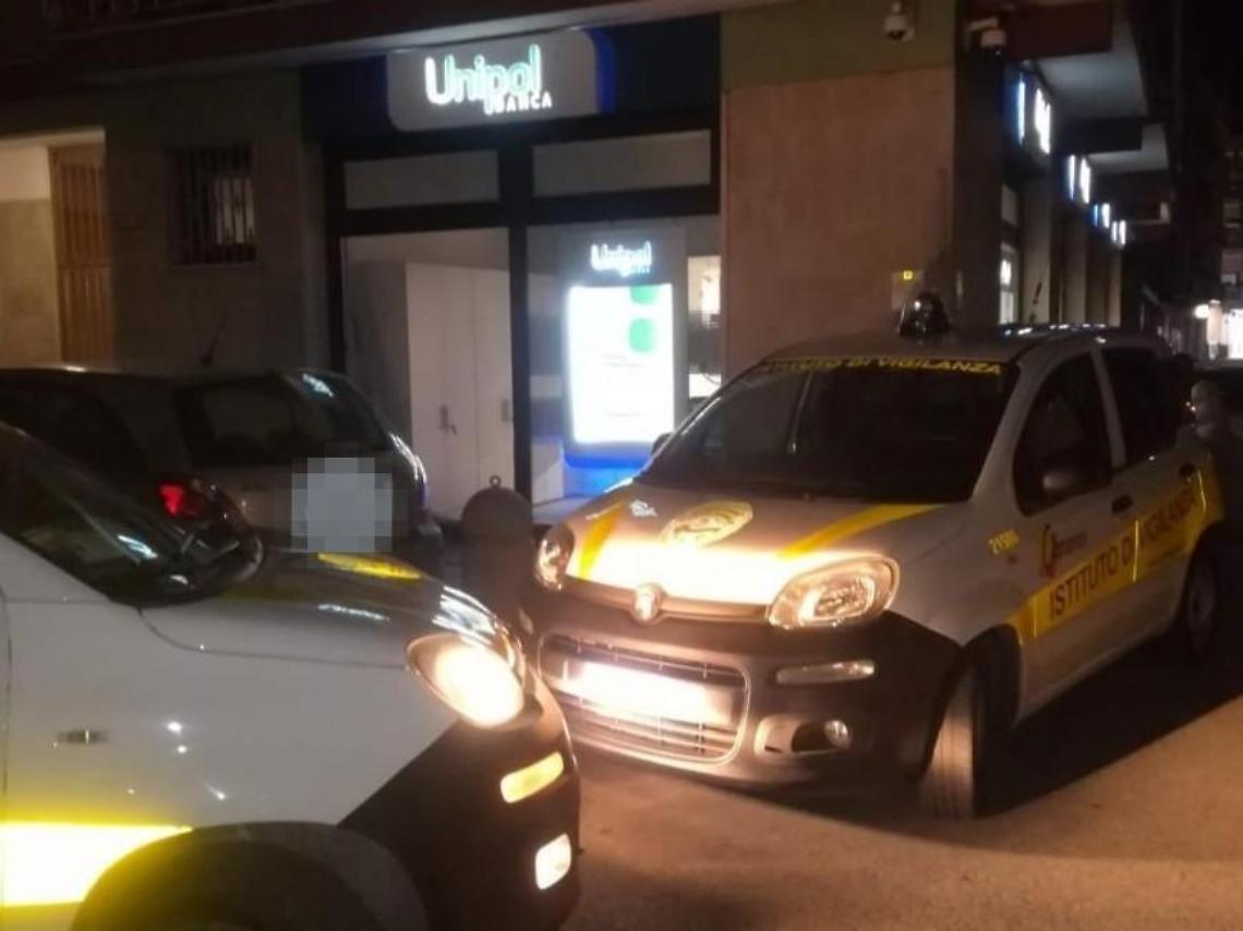 Pomezia, furto sventato alla banca Unipol: danni ingenti