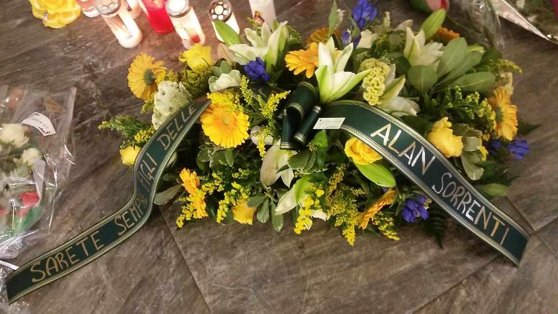 I fiori di Alan Sorrenti per i poliziotti uccisi. Mercoledì i funerali a Trieste