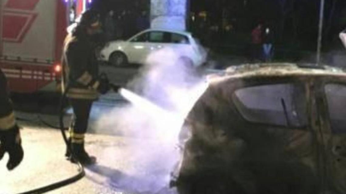 Anzio, incendio nella notte: auto distrutta dalle fiamme