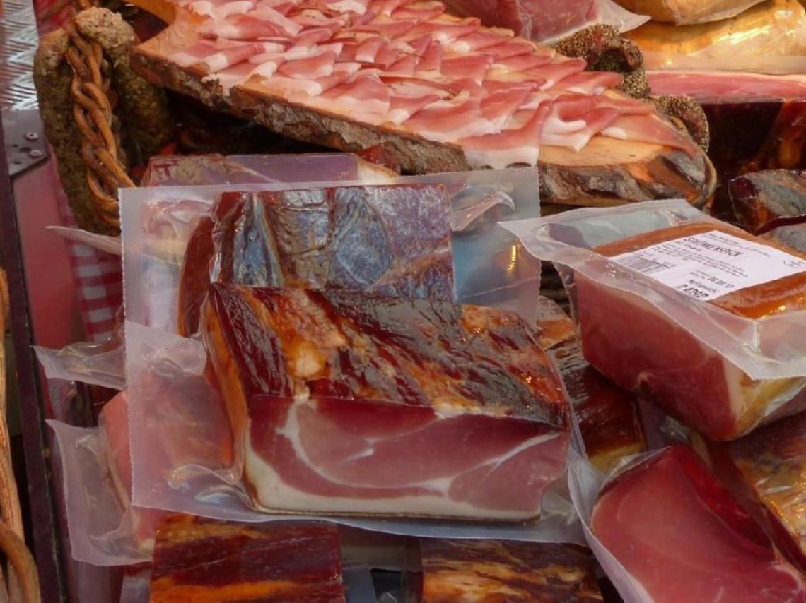 Anzio, ruba i salumi destinati ai bambini nel centro cottura: arrestato