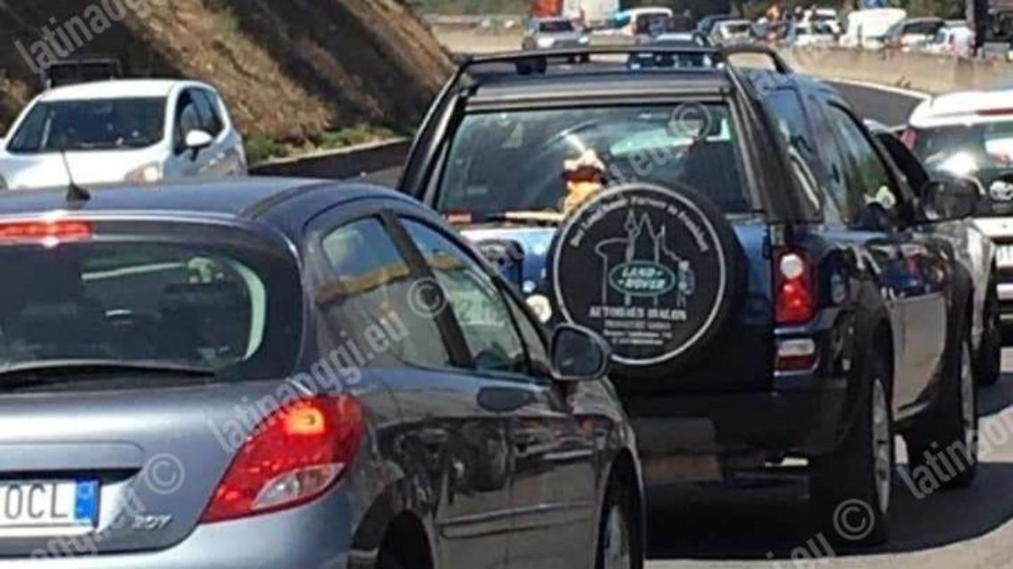 Auto rubata ferma sulla carreggiata, traffico in tilt sulla Pontina