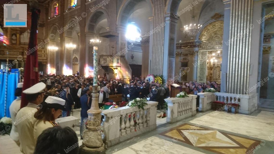 Velletri, i funerali del poliziotto Matteo Demenego: "&Egrave; il simbolo della citt&agrave;"