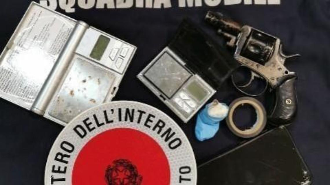 Nascondeva cocaina e una pistola, ventenne in manette