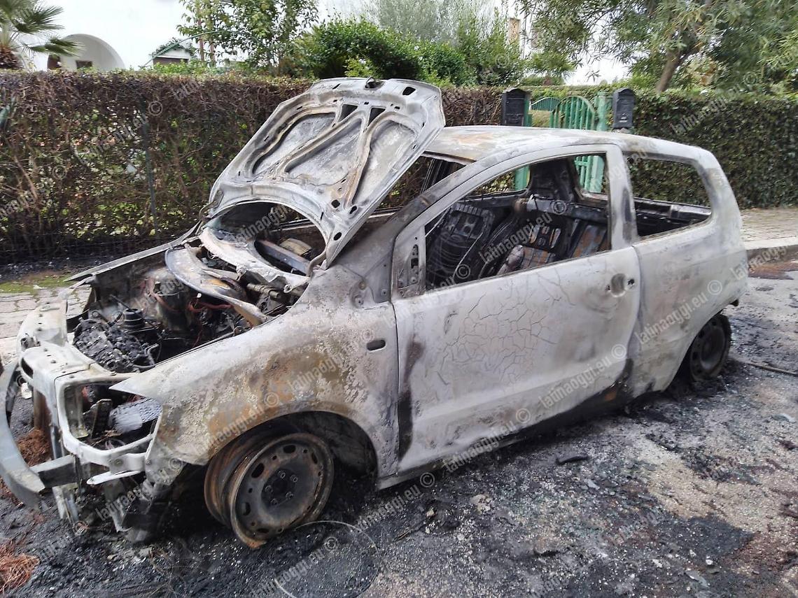 Fiamme nel residence Bella Farnia, distrutta un'automobile