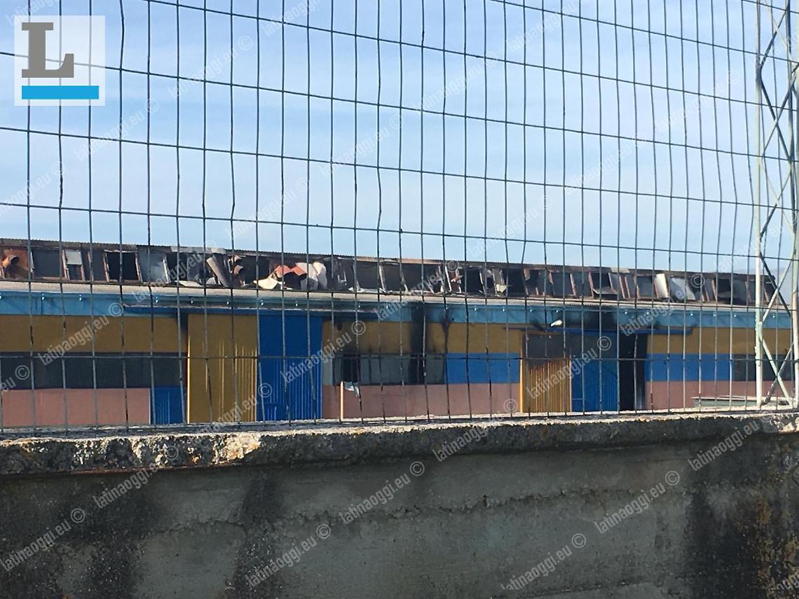 Incendio alla ditta di pullman: distrutti cinque mezzi