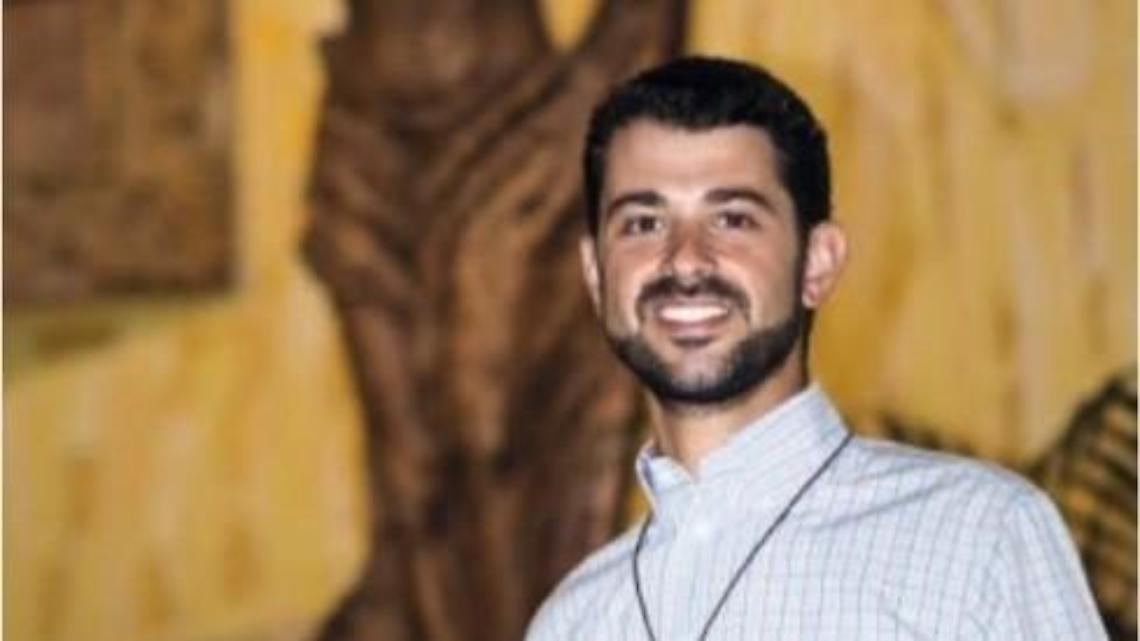 Lascia una carriera da violinista per diventare missionario e sacerdote