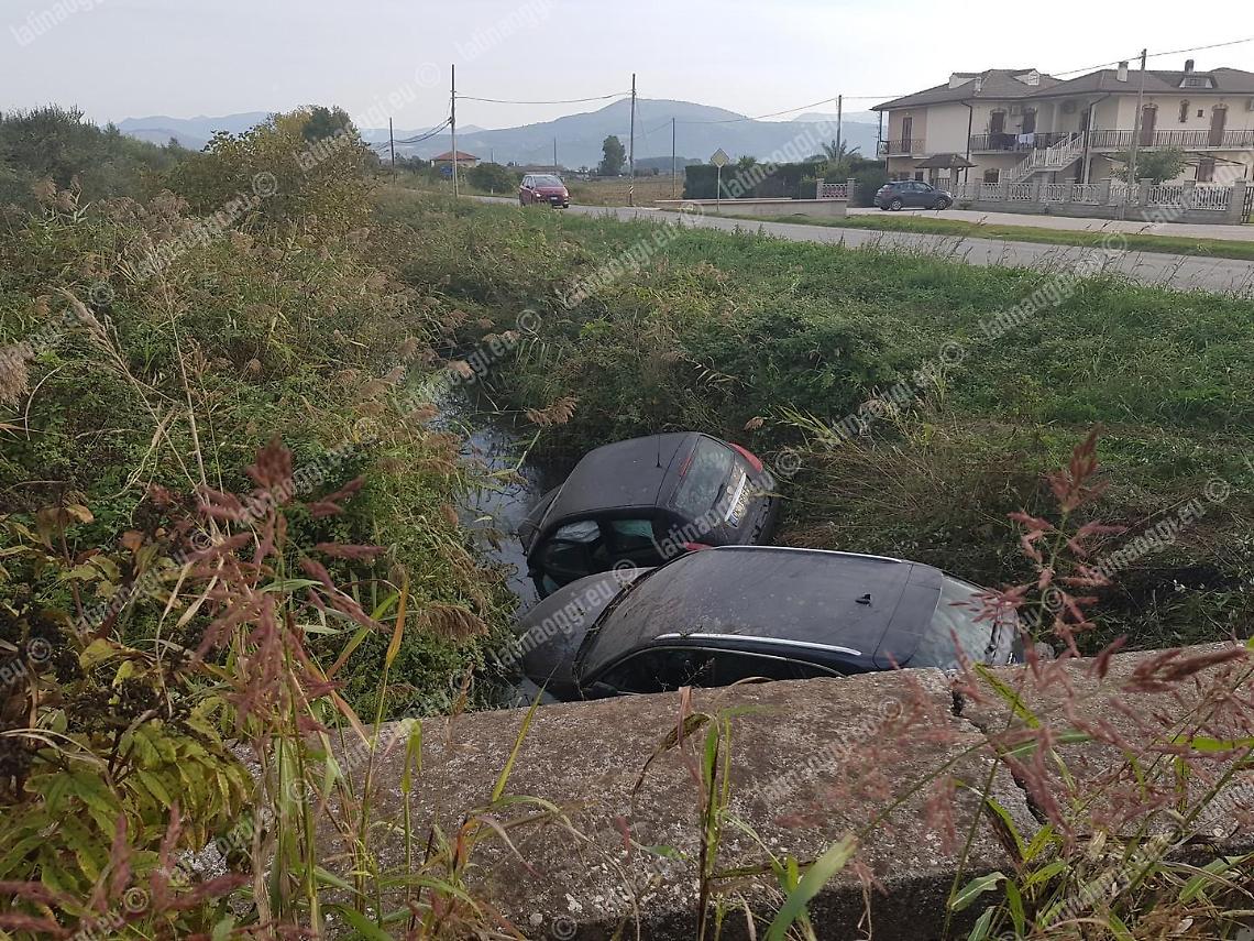 Uno stop non rispettato e due auto finiscono nel canale