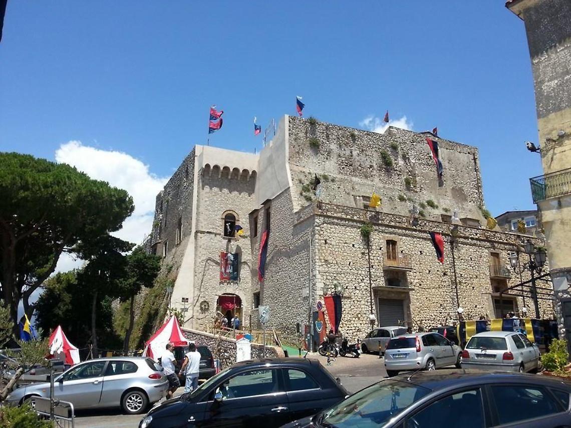 Valorizzare le antiche dimore con percorsi fotografici tra miti e storia