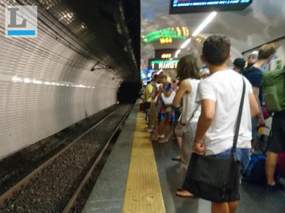 Roma, un uomo si getta sotto al treno e muore: Metro B interrotta