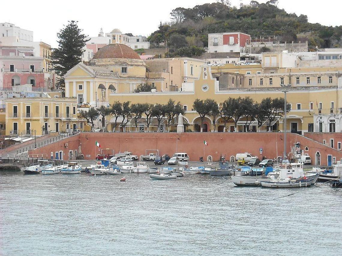Ponza: cala Feola da rifare per il sindaco  