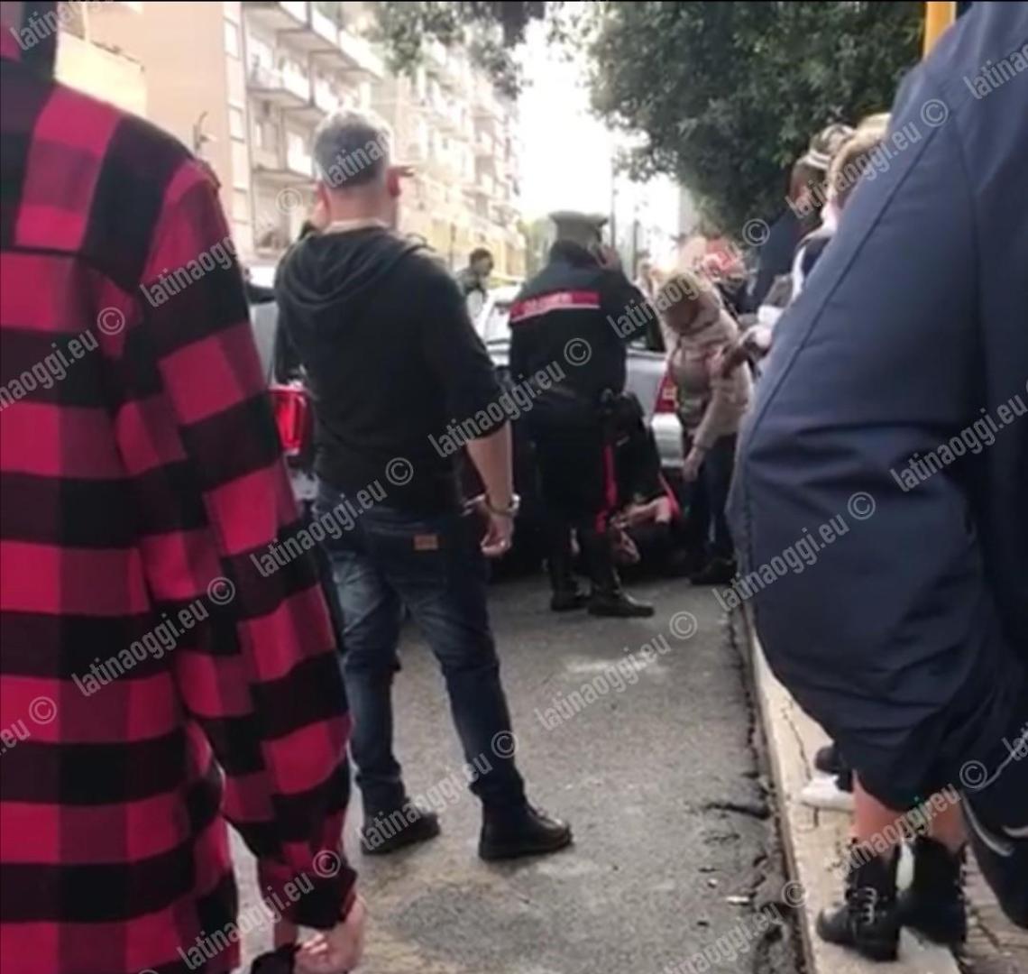 Reagisce a un controllo dei carabinieri, giovane fermato in piazza San Marco