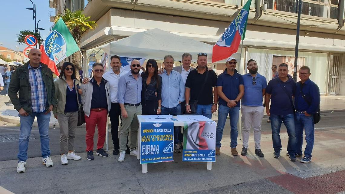 Le quattro riforme di Fratelli d'Italia: un gazebo per le firme