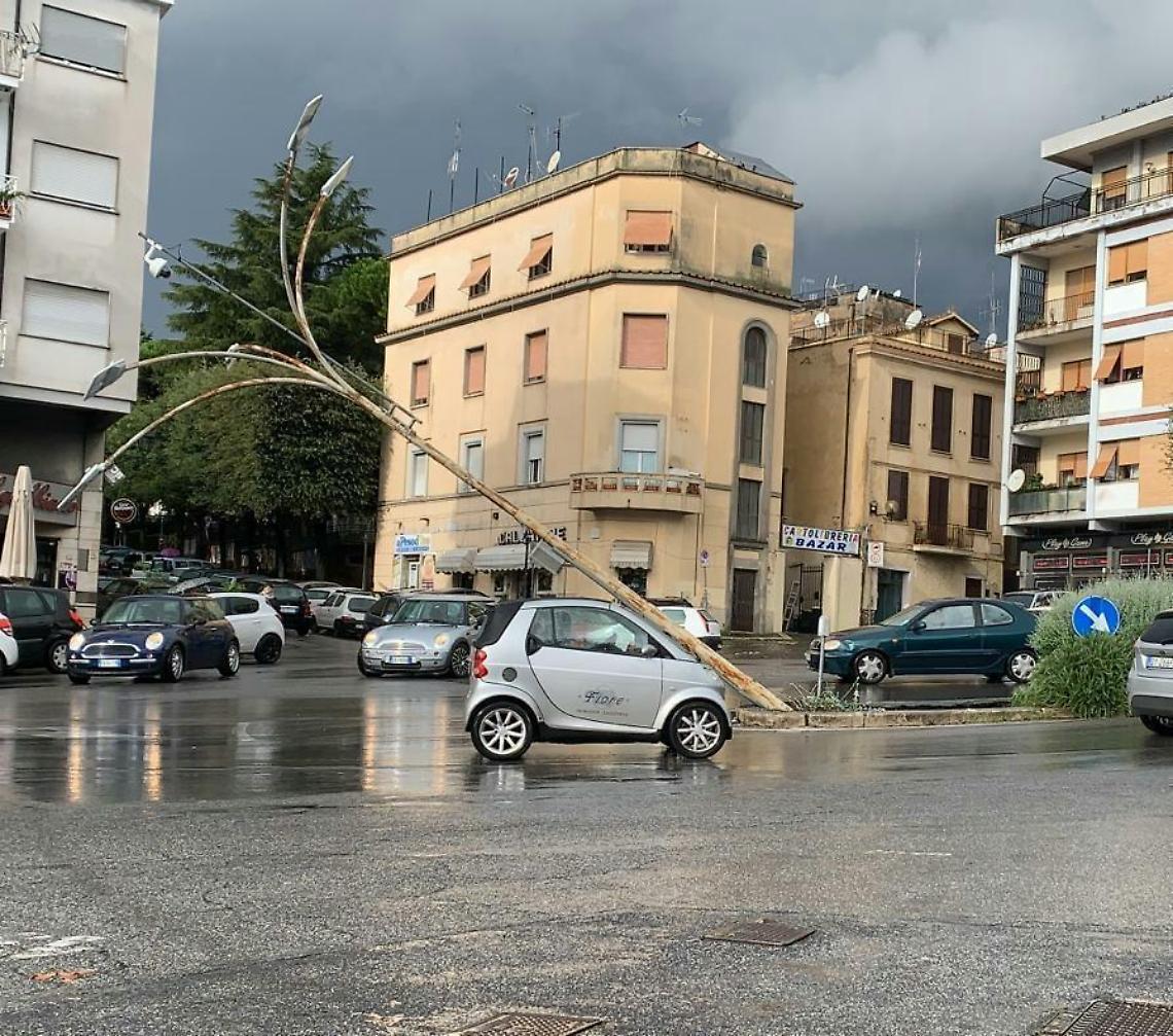 Maltempo a Velletri, sprofonda la rotatoria di piazza XX Settembre