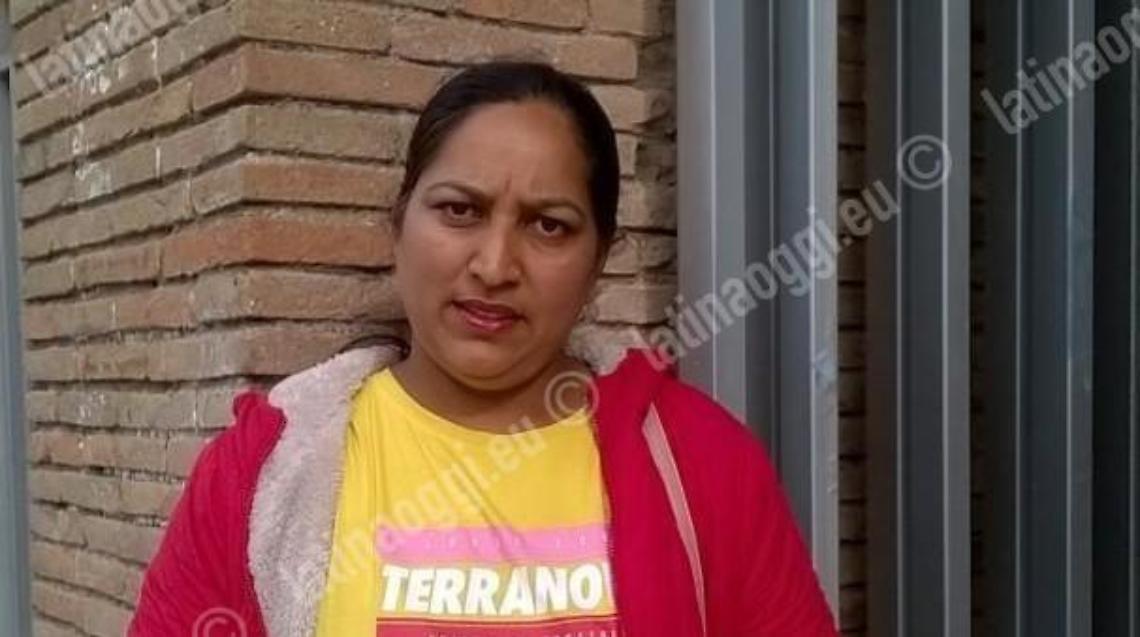Latina, donna straniera trova una borsa per strada e la porta al proprietario
