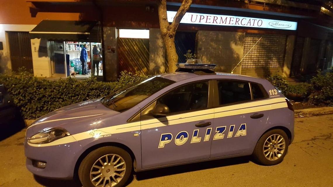Il bandito non riesce ad aprire la cassa, la rapina fallisce
