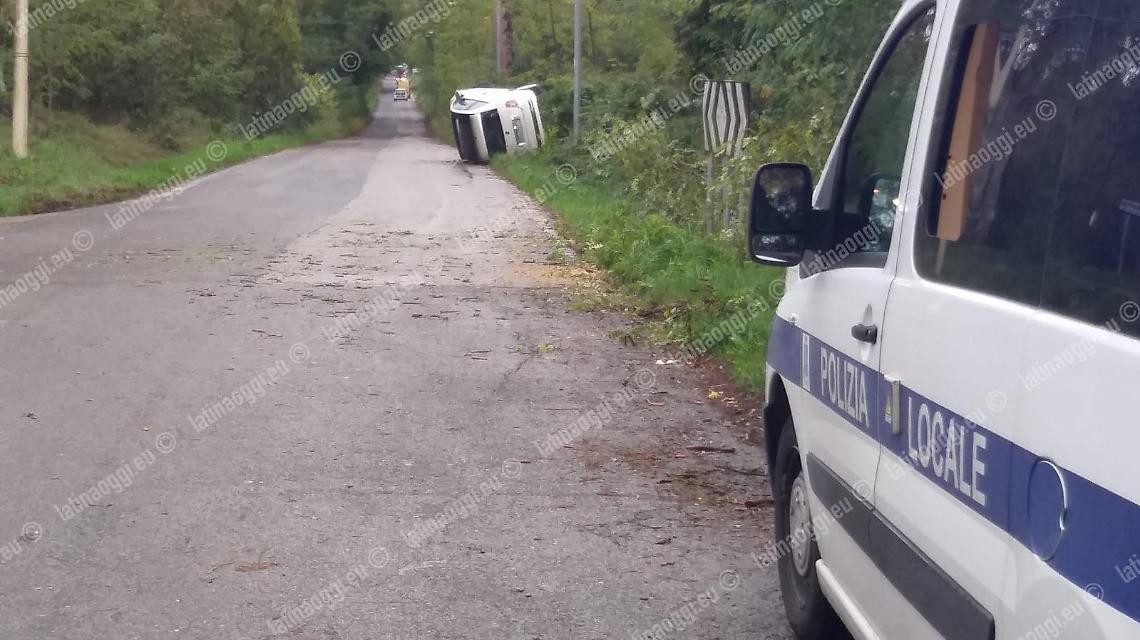 Maltempo, auto colpita da un albero si ribalta, feriti due ragazzi