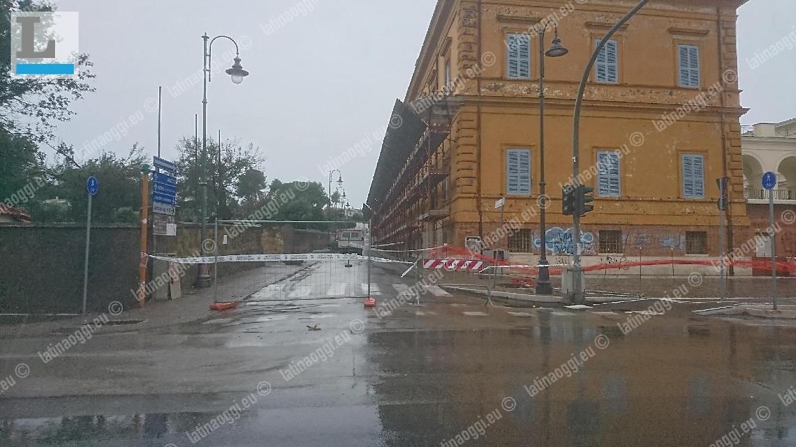 Maltempo a Nettuno, il forte vento danneggia i ponteggi. Chiusa via Menni