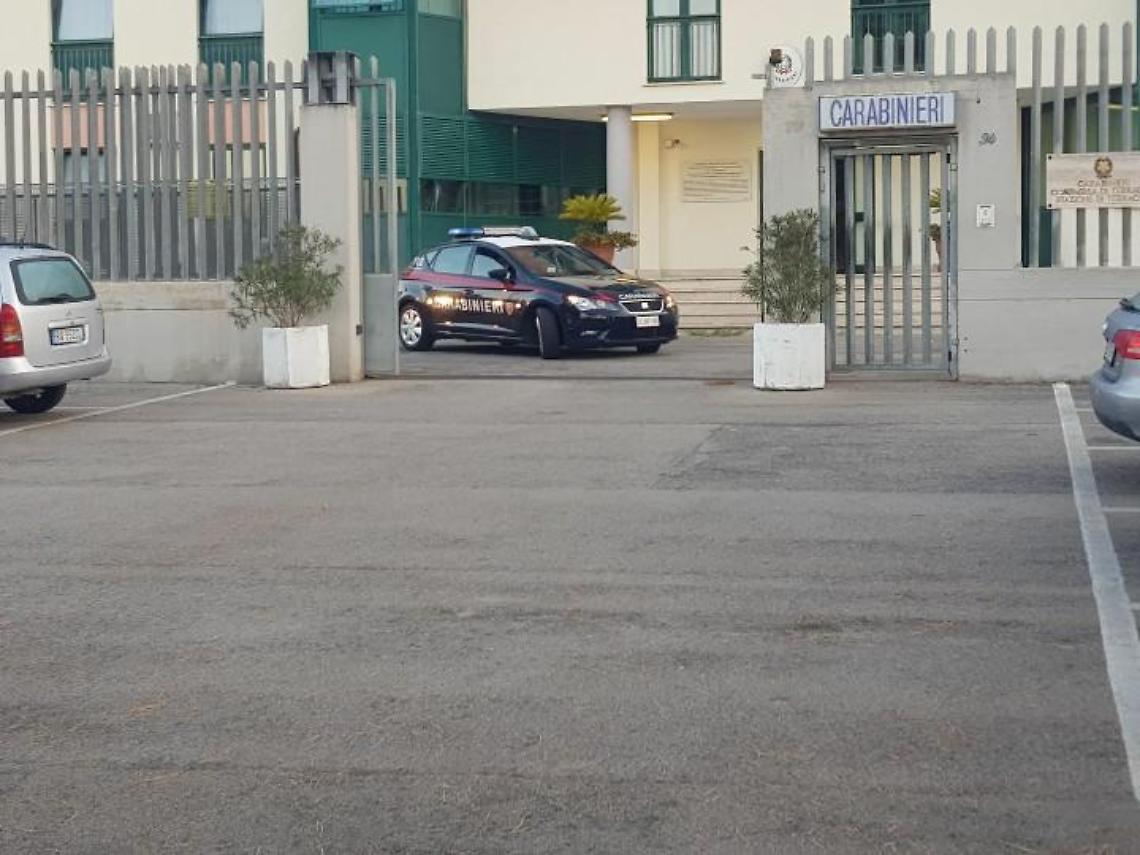 Tentano di far esplodere la cassaforte, ladri in fuga a mani vuote
