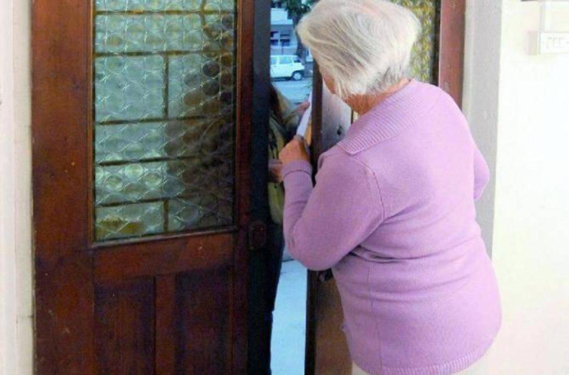 Anziani distratti con l'inganno e derubati in casa