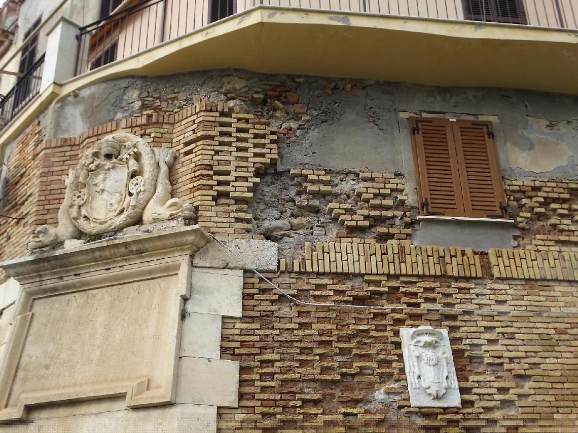 Allarme a Nettuno, le mura del Borgo medievale si stanno sgretolando