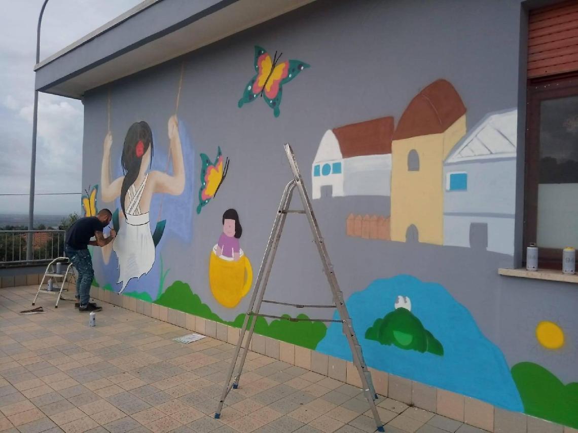 Sezze, un nuovo volto per la facciata della scuola di Crocevecchia