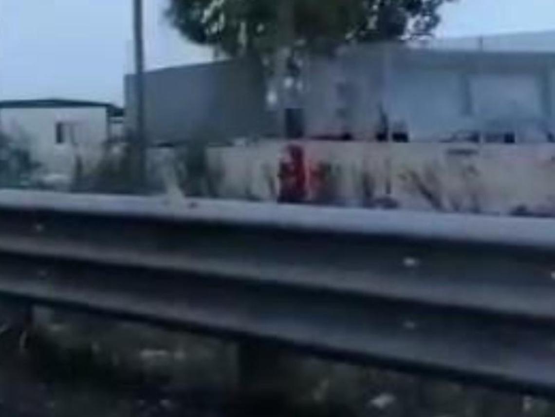 [IL VIDEO] Ragazzino lancia sassi contro le auto sulla Pontina a Castel Romano