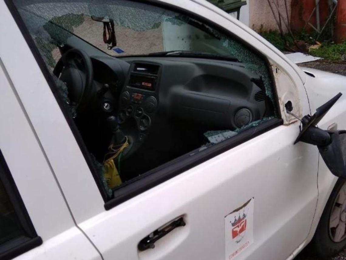 Ardea, vandali in azione contro un'auto del Comune. Distrutti i vetri