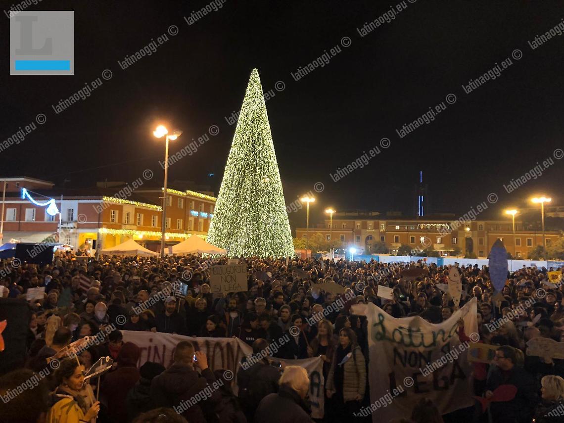 Piazza del Popolo è delle Sardine: circa 2.000 nel cuore della città