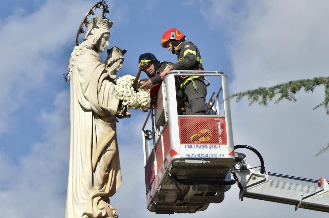 Latina, omaggio floreale dei vigili del fuoco alla Madonna in piazza San Marco