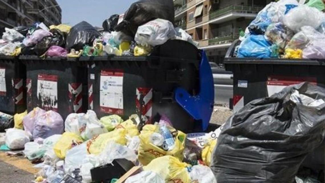 Rifiuti di Roma nei siti militari dismessi, a Pomezia cresce la paura