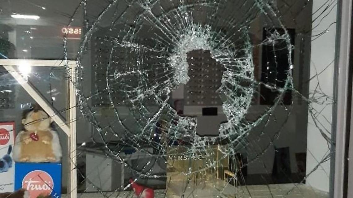 Ladro arrestato dopo un breve inseguimento. Complice in fuga