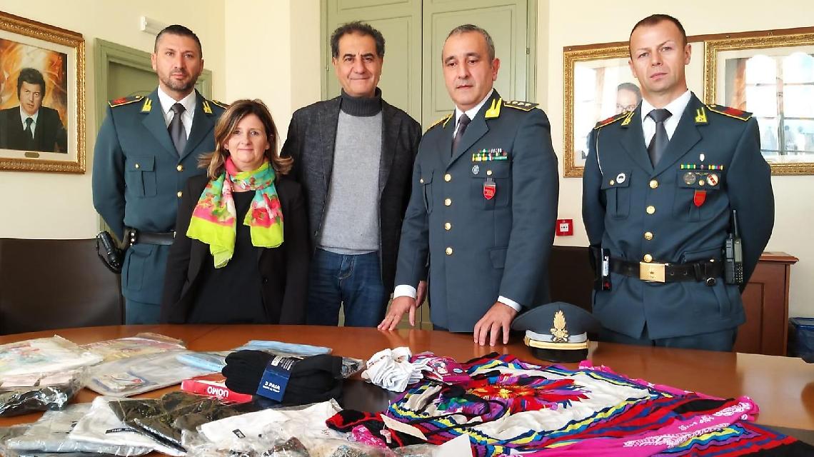 Natale e solidariet&agrave;, la Finanza dona agli indigenti oltre 1.200 capi d'abbigliamento