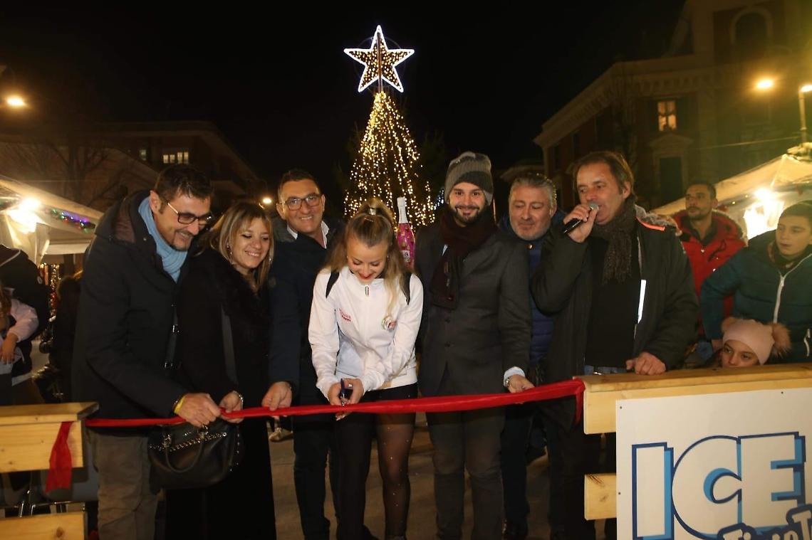 Debutto dell'Ice Park con la campionessa del mondo Chiara Censori