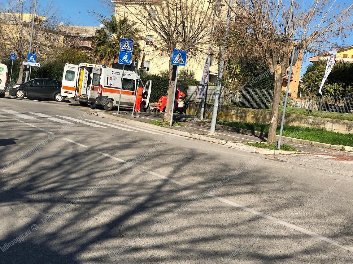 Malore in strada, donna soccorsa da un'ambulanza del 118